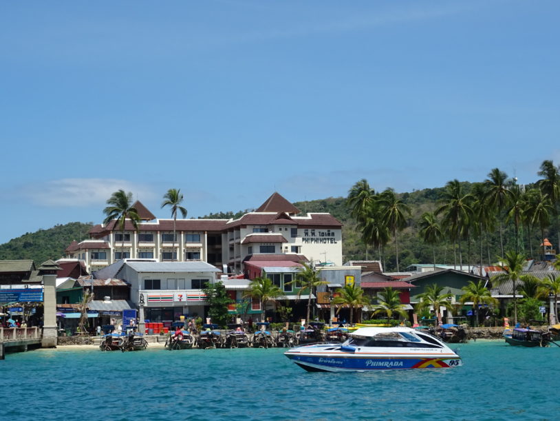 Chegando em Phi Phi – Vista do barco com o hotel ao fundo